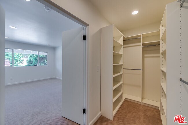 Building Photo - 13133 Morrison St