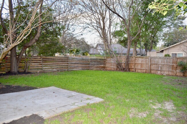 Building Photo - Beautifully updated move-in ready 3/2.5