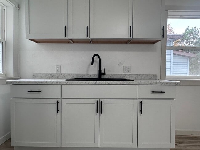 Building Photo - 1016 4th Ave