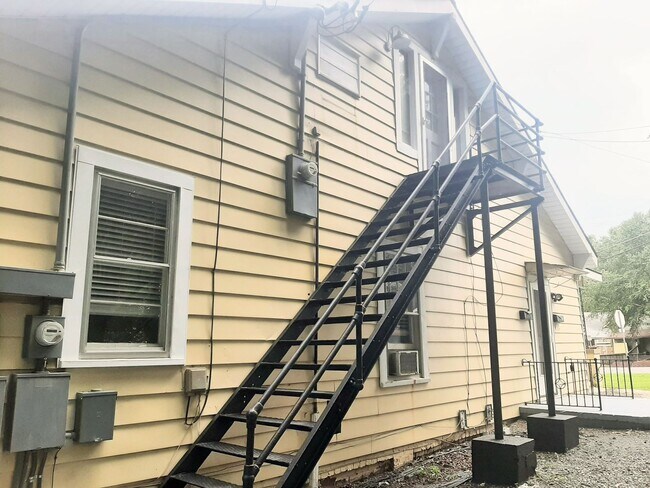 Building Photo - 2620 W Knox St