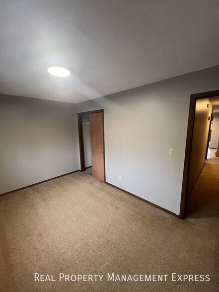 Building Photo - Spacious 2 Bedroom Apartment