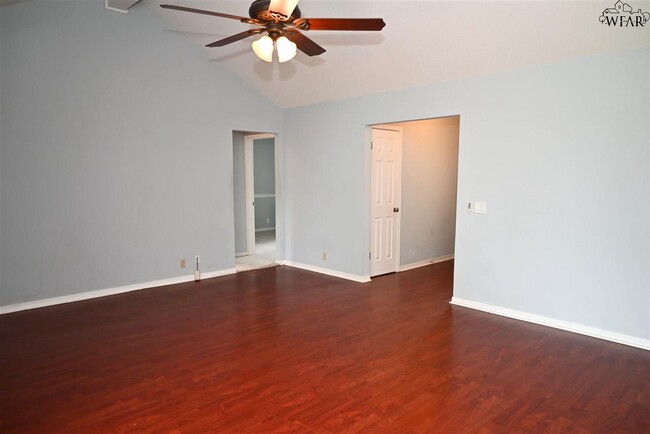 Building Photo - 907 Sugarbush Ln