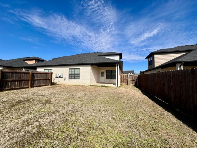 Building Photo - Beautiful 3B/2B Townhome in Chaffee Crossi...