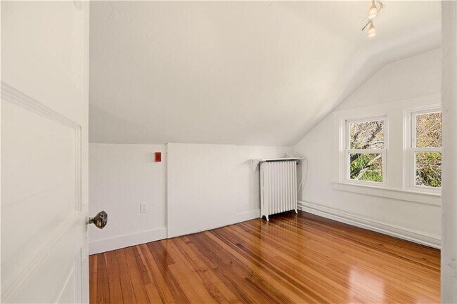 Building Photo - 31 Bayside Ave