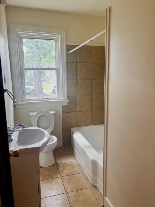 Building Photo - 3 Bedroom / North Avenue, 23222