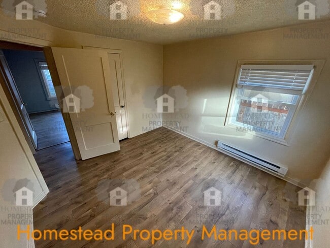 Building Photo - CHECK OUT THIS HUGE YARD!