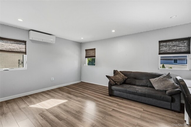 Building Photo - 31 Sutton Hill Ln