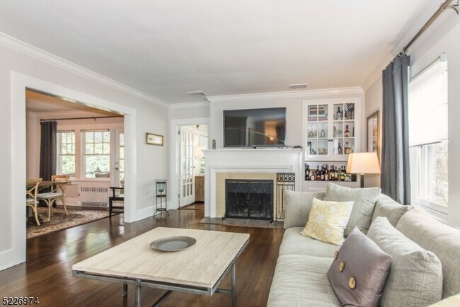 Building Photo - 34 Oakwood Ave