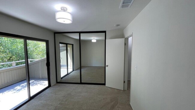 Building Photo - Martinez Beautiful 2 bedroom 1.5 bath unit...