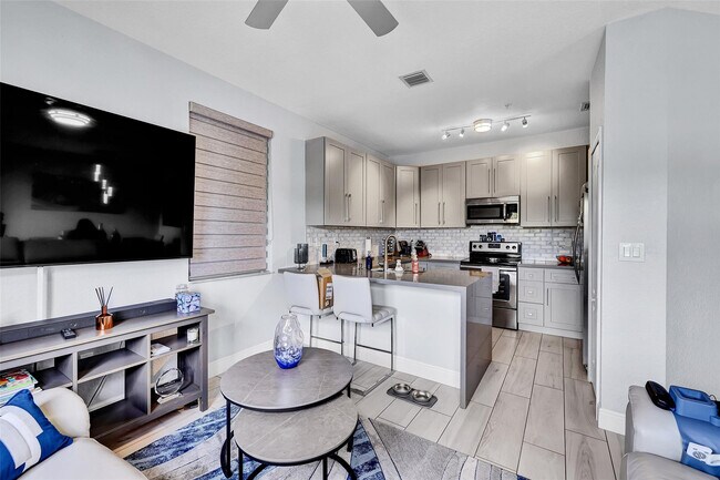 Building Photo - 150 Jacaranda Country Club Dr