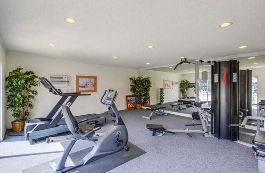 Building Photo - 620 E Lexington Ave