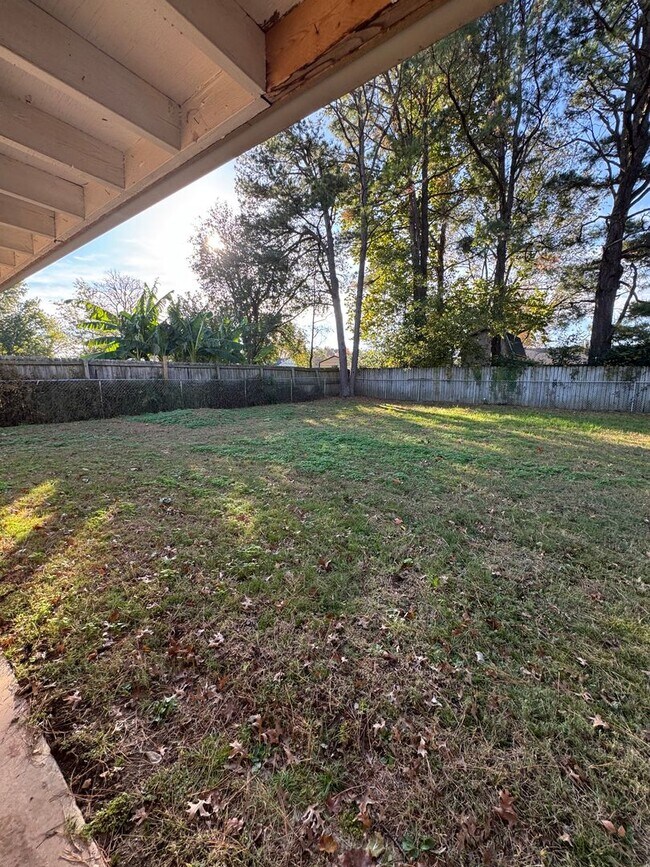 Building Photo - 3 Bedroom Home with Fenced Yard!!