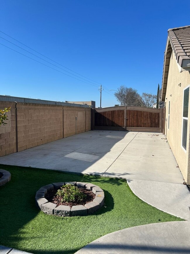 Building Photo - Available NOW! SPECIAL $500 off 1st months rent