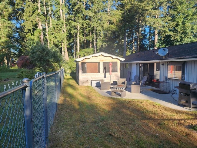 Building Photo - 3 BEDROOM HOME SOUTH SIDE OF SHELTON!