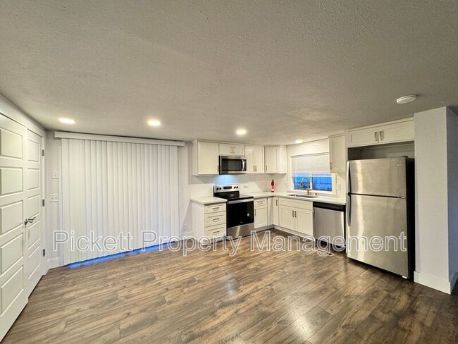 Building Photo - 2018 NE Jensen Ave