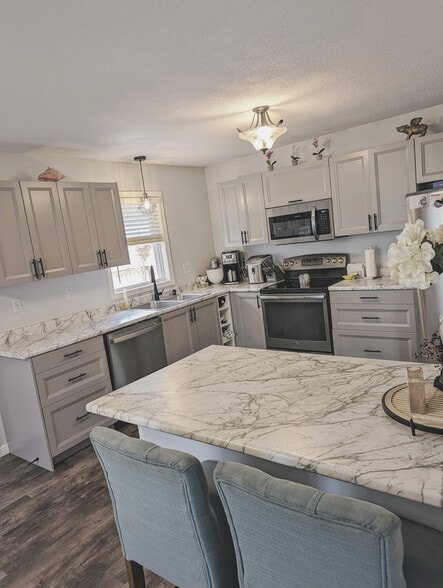 Primary Photo - 216 Larch Ave
