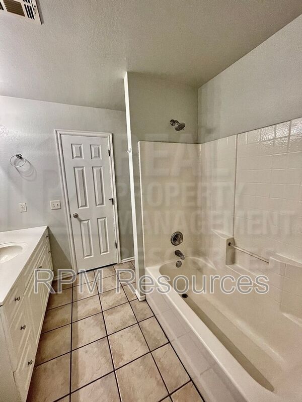 Building Photo - 307 Colony Dr