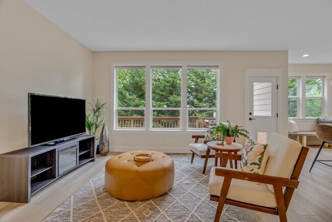 Building Photo - Stunning, spacious 4-bdrm/4-bath in Tigard. Fireplace, massive decks, next to nature