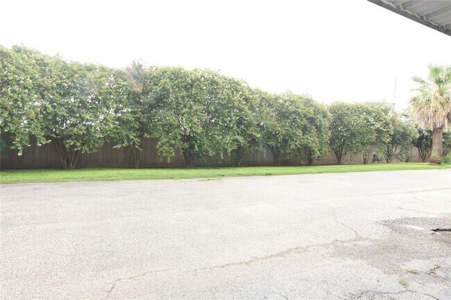 Building Photo - 940 Wycliffe Dr