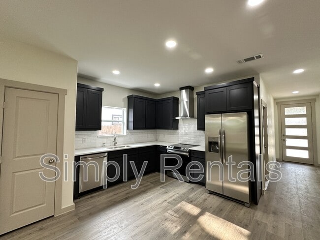 Building Photo - 107 Ross St