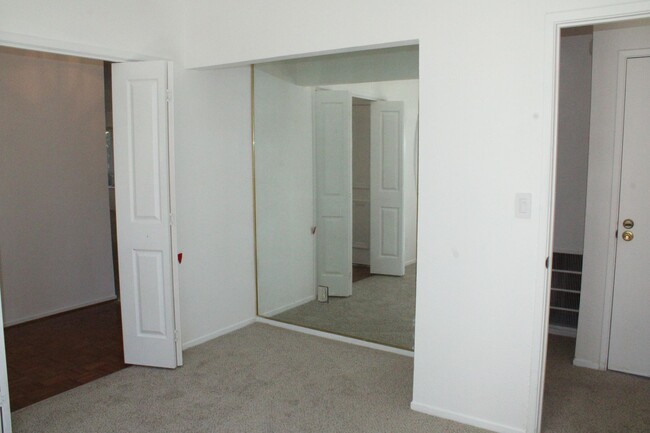 Building Photo - Single Story 3 Bedroom, 2 1/2 Bathroom Tow...
