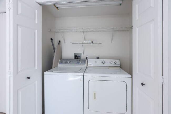 Building Photo - Bright & Airy 3-Bed Home Close to Universi...