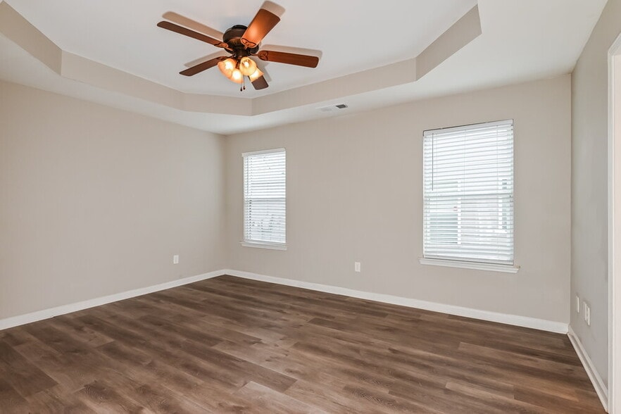 Building Photo - 505 Walnut Woods Dr