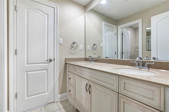 Jack & Jill Bathroom - 323 W Robert E Lee Blvd