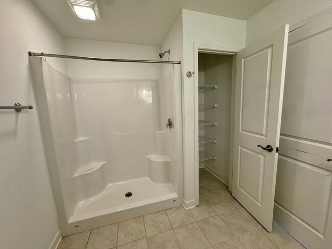 Building Photo - Modern 4 BR | 2.5 BA Townhome with Garage ...