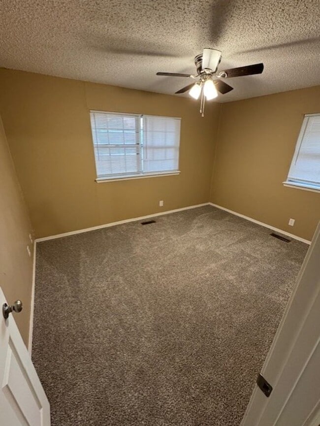 Building Photo - 3 bedroom 2 bath home