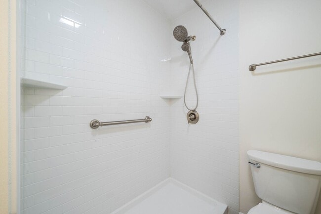 Building Photo - 0N024 Ambleside Dr