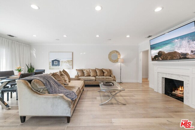 Building Photo - 5439 Carpenter Ave