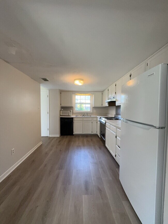 Building Photo - Charming 3 Bedroom Town House-116 Palace Cir.