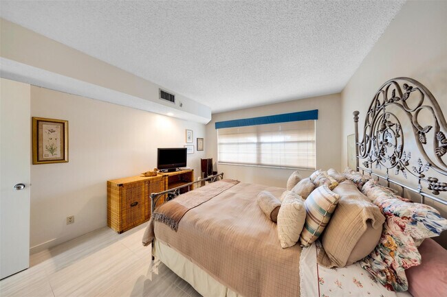 Building Photo - 800 Cypress Grove Dr