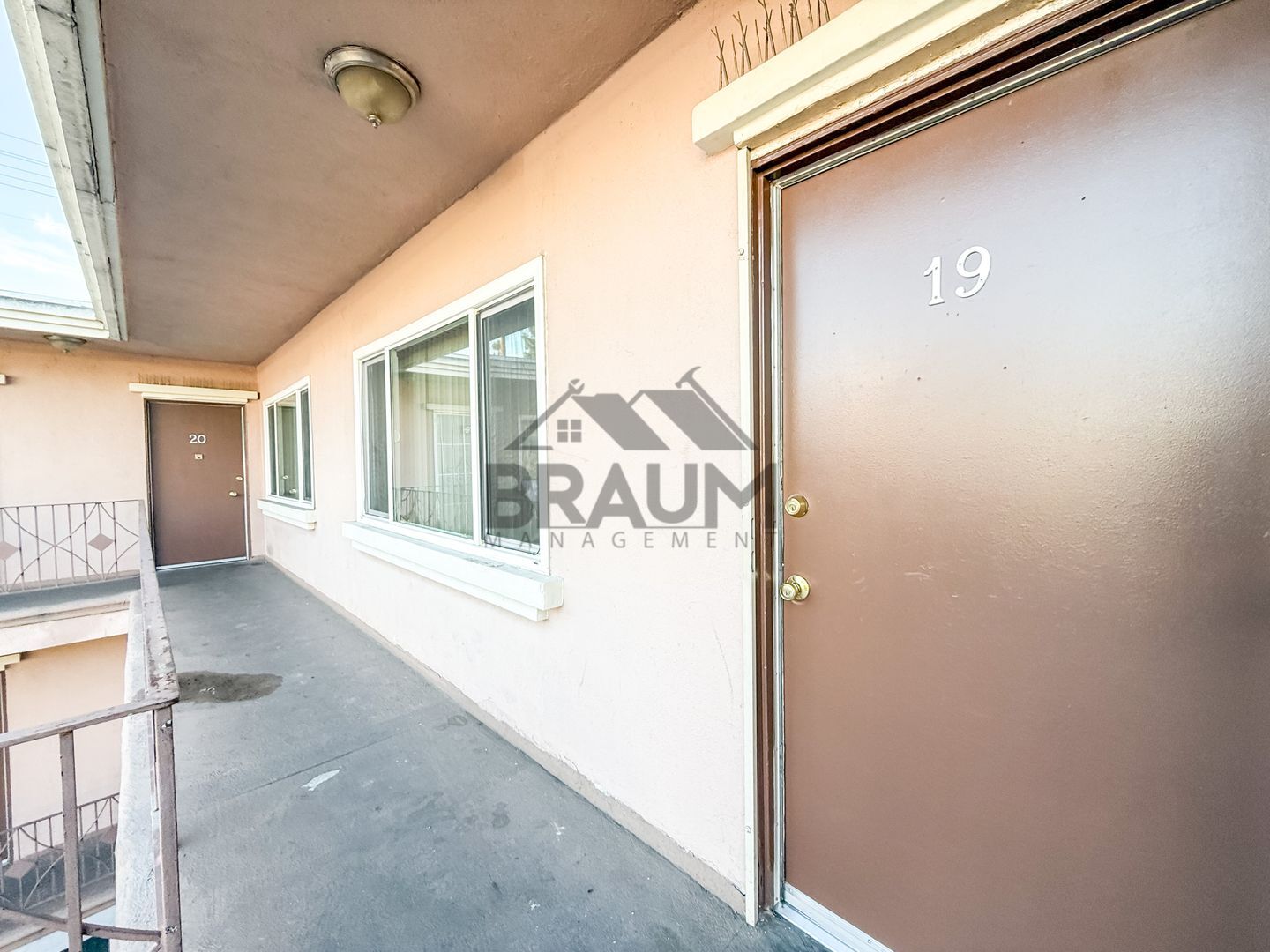 Building Photo - 13115 Oxnard St