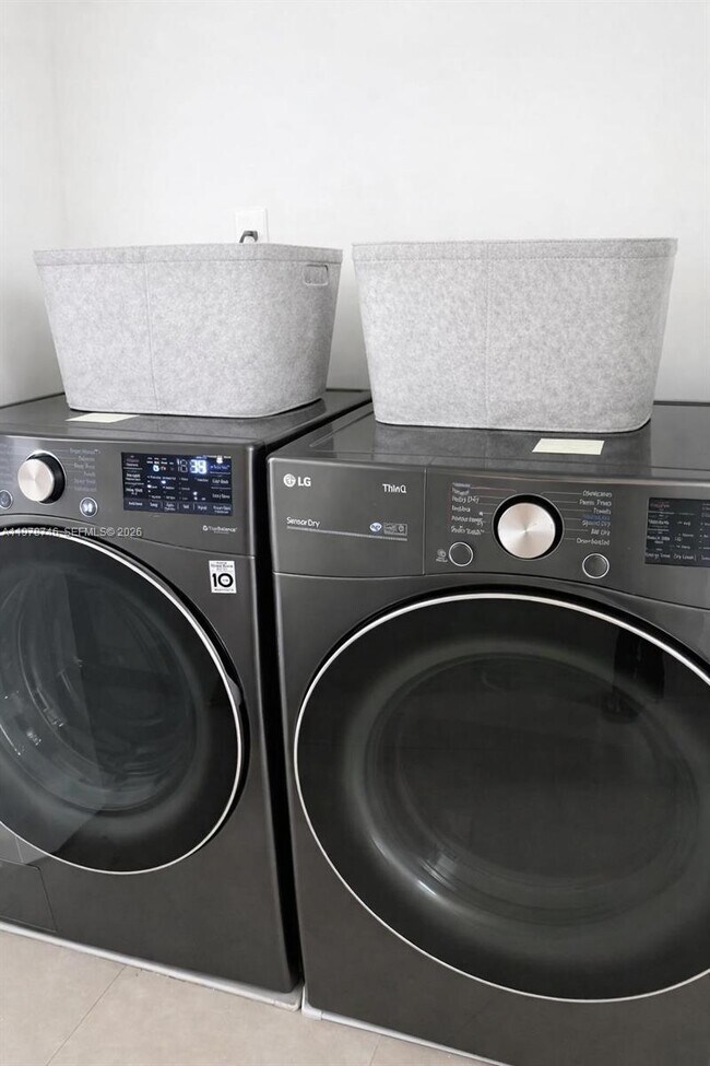 Building Photo - 19901 E Country Club Dr