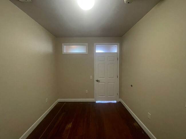 Building Photo - One Bedroom Apartment in Great Downtown Lo...