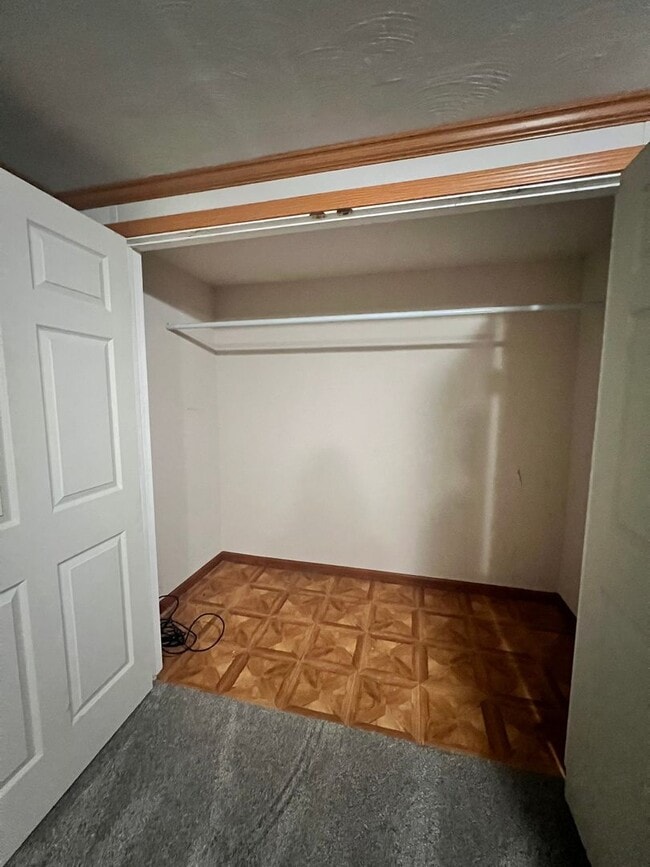 Building Photo - Basement apartment