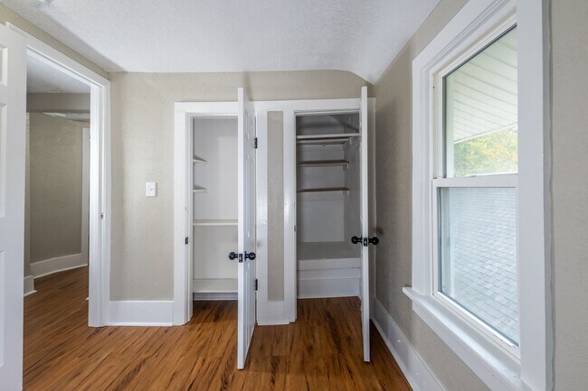 Building Photo - A Great 4BD/1.5BA Single Family Home That Has Been Recently Renovated