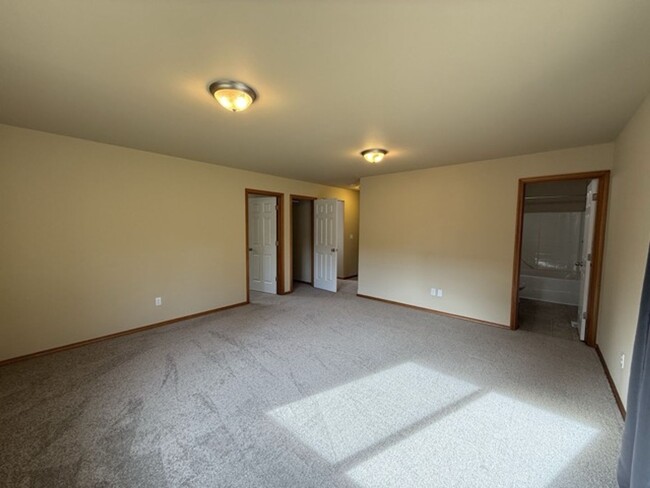 Building Photo - Spacious 5BD/3BTH Everett Home for Lease N...