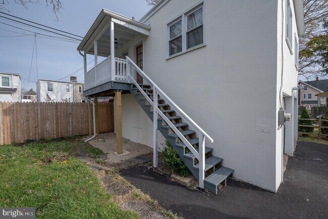 Building Photo - 717 Miller St