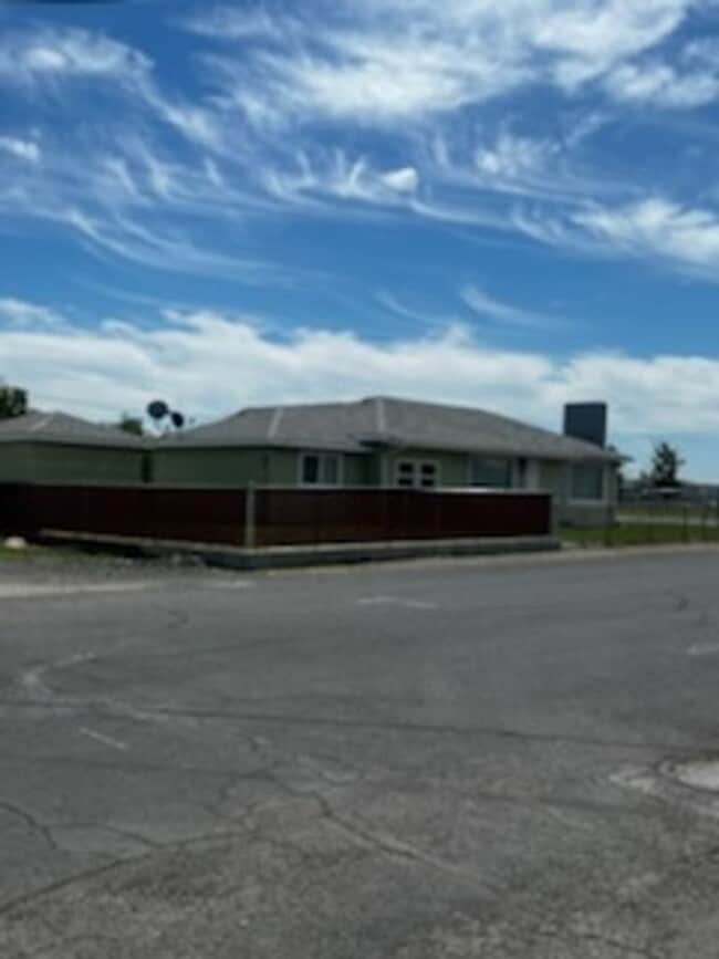 Building Photo - Centrally Located in Umatilla