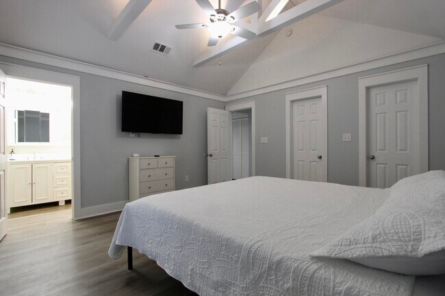 Building Photo - 8 Sally Ln