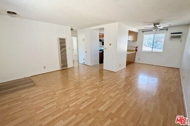 Building Photo - 207 E Ave 39