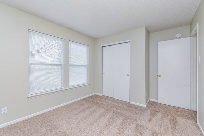 Building Photo - Sweet 3 Bedroom 2 Full Bath in Wayne Township