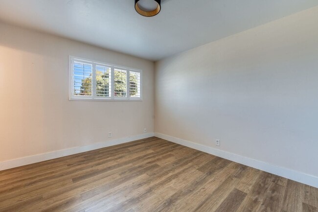 Building Photo - Updated 3-Bedroom Home! Modern Kitchen, Co...