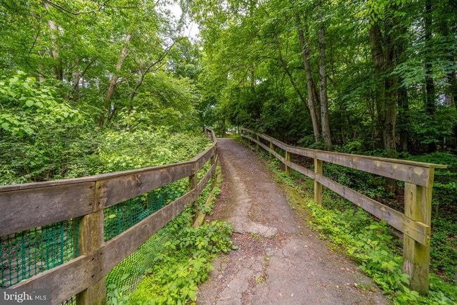 Building Photo - 2235 Abbotsford Dr