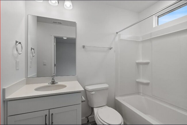 Building Photo - 3 Bed/3 Bath Townhouse in Saratoga Springs