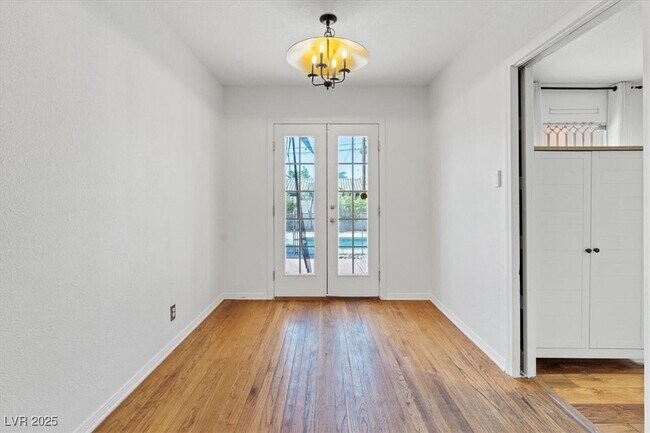 Building Photo - 1609 Chapman Dr