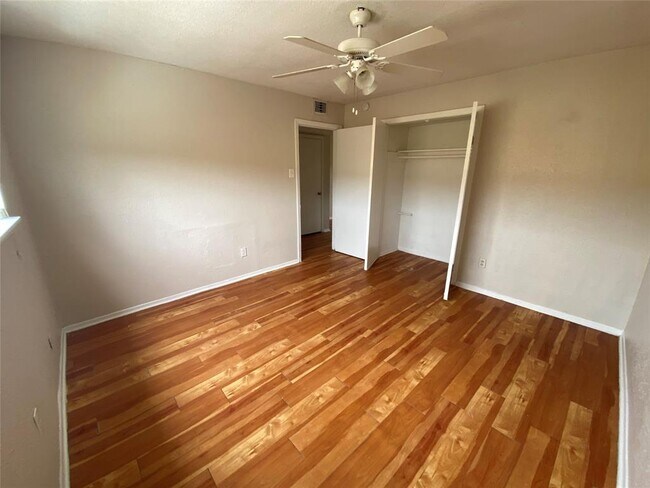 Building Photo - 5610 Royal Palms St